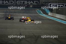 14.11.2010 Abu Dhabi, Abu Dhabi,  Vitaly Petrov (RUS), Renault F1 Team, Fernando Alonso (ESP), Scuderia Ferrari and Mark Webber (AUS), Red Bull Racing   - Formula 1 World Championship, Rd 19, Abu Dhabi Grand Prix, Sunday Race