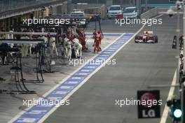 14.11.2010 Abu Dhabi, Abu Dhabi,  Fernando Alonso (ESP), Scuderia Ferrari, pitstop - Formula 1 World Championship, Rd 19, Abu Dhabi Grand Prix, Sunday Race