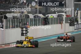 14.11.2010 Abu Dhabi, Abu Dhabi,  Vitaly Petrov (RUS), Renault F1 Team and Fernando Alonso (ESP), Scuderia Ferrari  - Formula 1 World Championship, Rd 19, Abu Dhabi Grand Prix, Sunday Race