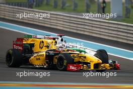 14.11.2010 Abu Dhabi, Abu Dhabi,  Robert Kubica (POL), Renault F1 Team, R30, Adrian Sutil (GER), Force India F1 Team, VJM-02 - Formula 1 World Championship, Rd 19, Abu Dhabi Grand Prix, Sunday Race