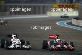 14.11.2010 Abu Dhabi, Abu Dhabi,  Kamui Kobayashi (JAP), BMW Sauber F1 Team, C29, Lewis Hamilton (GBR), McLaren Mercedes, MP4-25 - Formula 1 World Championship, Rd 19, Abu Dhabi Grand Prix, Sunday Race