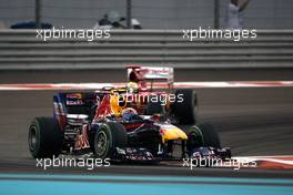 14.11.2010 Abu Dhabi, Abu Dhabi,  Mark Webber (AUS), Red Bull Racing, RB6 leads Felipe Massa (BRA), Scuderia Ferrari, F10 - Formula 1 World Championship, Rd 19, Abu Dhabi Grand Prix, Sunday Race
