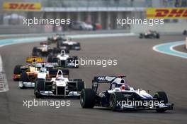 14.11.2010 Abu Dhabi, Abu Dhabi,  Rubens Barrichello (BRA), Williams F1 Team, FW32 leads Kamui Kobayashi (JAP), BMW Sauber F1 Team - Formula 1 World Championship, Rd 19, Abu Dhabi Grand Prix, Sunday Race