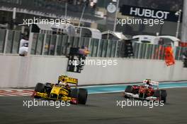 14.11.2010 Abu Dhabi, Abu Dhabi,  Vitaly Petrov (RUS), Renault F1 Team and Fernando Alonso (ESP), Scuderia Ferrari  - Formula 1 World Championship, Rd 19, Abu Dhabi Grand Prix, Sunday Race