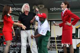 13.11.2010 Abu Dhabi, Abu Dhabi,  Sir Richard Branson (GBR), Virgin Group CEO, Tony Fernandes (MAL), Lotus F1 Team follow up their wager at the start of the season - Formula 1 World Championship, Rd 19, Abu Dhabi Grand Prix, Saturday