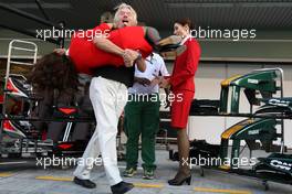 13.11.2010 Abu Dhabi, Abu Dhabi,  Sir Richard Branson (GBR), Virgin Group CEO, Tony Fernandes (MAL), Lotus F1 Team follow up their wager at the start of the season - Formula 1 World Championship, Rd 19, Abu Dhabi Grand Prix, Saturday