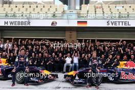 14.11.2010 Abu Dhabi, Abu Dhabi,  Mark Webber (AUS), Red Bull Racing, Sebastian Vettel (GER), Red Bull Racing, Red Bull Team photo - Formula 1 World Championship, Rd 19, Abu Dhabi Grand Prix, Sunday