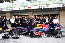 14.11.2010 Abu Dhabi, Abu Dhabi,  Sebastian Vettel (GER), Red Bull Racing and his team - Formula 1 World Championship, Rd 19, Abu Dhabi Grand Prix, Sunday