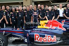 14.11.2010 Abu Dhabi, Abu Dhabi,  Sebastian Vettel (GER), Red Bull Racing and his team - Formula 1 World Championship, Rd 19, Abu Dhabi Grand Prix, Sunday
