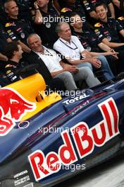 14.11.2010 Abu Dhabi, Abu Dhabi,  Dietrich Mateschitz (AUT), Owner of Red Bull (Red Bull Racing, Scuderia Toro Rosso) and Christian Horner (GBR), Red Bull Racing, Sporting Director  - Formula 1 World Championship, Rd 19, Abu Dhabi Grand Prix, Sunday