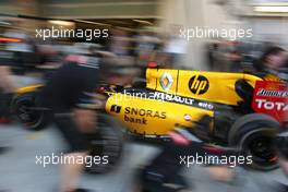 11.11.2010 Abu Dhabi, Abu Dhabi,  Renault F1 Team  - Formula 1 World Championship, Rd 19, Abu Dhabi Grand Prix, Thursday