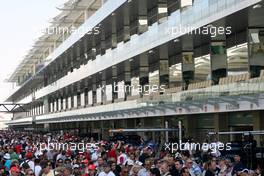 11.11.2010 Abu Dhabi, Abu Dhabi,  Pitlane atmosphere - Formula 1 World Championship, Rd 19, Abu Dhabi Grand Prix, Thursday