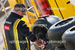 01.02.2010 Valencia, Spain,  Renault mechanic - Formula 1 Testing, Valencia