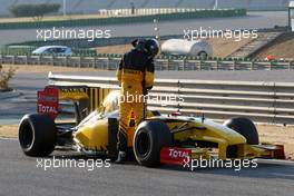 02.02.2010 Valencia, Spain,  Robert Kubica (POL), Renault F1 Team, R30, stops on circuit - Formula 1 Testing, Valencia