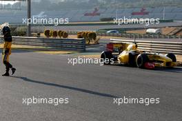 02.02.2010 Valencia, Spain,  Robert Kubica (POL), Renault F1 Team, R30, stops on circuit - Formula 1 Testing, Valencia