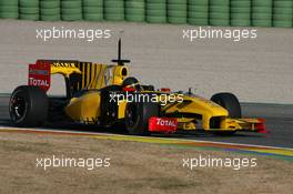 02.02.2010 Valencia, Spain,  Robert Kubica (POL), Renault F1 Team, test the new bell helmet - Formula 1 Testing, Valencia