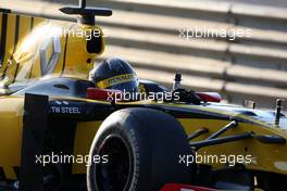 02.02.2010 Valencia, Spain,  Robert Kubica (POL), Renault F1 Team, R30, stops on circuit - Formula 1 Testing, Valencia