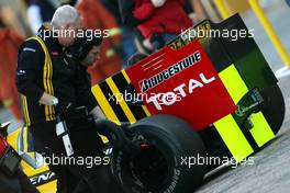 02.02.2010 Valencia, Spain,  Renault F1 Team mechanic - Formula 1 Testing, Valencia