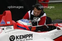 21.08.2010 Zandvoort, The Netherlands,  Valtteri Bottas (FIN), ART Grand Prix, Dallara F308 Mercedes ist talking with his engineer - F3 Euro Series 2010 at Circuit Park Zandvoort, The Netherlands