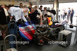 06.06.2010 Zandvoort, The Nederlands,  BMW invited students of the Formula Student Championship to have a look in the Red Bull F1 garage and to have a meet and greet with Sebastian Vettel - Formula BMW Europe 2010, Rd 03 & 04, Zandvoort, Sunday