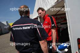 05.06.2010 Zandvoort, The Nederlands,  Formula BMW staff and Fortec engineer in conversation- Formula BMW Europe 2010, Rd 03 & 04, Zandvoort, Qualifying