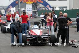 06.06.2010 Zandvoort, The Nederlands,  mechanics changing tyres on the grid for the wet race- Formula BMW Europe 2010, Rd 03 & 04, Zandvoort, Sunday Pre-Race Grid