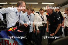 06.06.2010 Zandvoort, The Nederlands,  BMW invited students of the Formula Student Championship to have a look in the Red Bull F1 garage and to have a meet and greet with Sebastian Vettel - Formula BMW Europe 2010, Rd 03 & 04, Zandvoort, Sunday