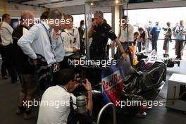 06.06.2010 Zandvoort, The Nederlands,  BMW invited students of the Formula Student Championship to have a look in the Red Bull F1 garage and to have a meet and greet with Sebastian Vettel - Formula BMW Europe 2010, Rd 03 & 04, Zandvoort, Sunday