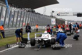 06.06.2010 Zandvoort, The Nederlands,  mechanics changing tyres on the grid for the wet race- Formula BMW Europe 2010, Rd 03 & 04, Zandvoort, Sunday Pre-Race Grid