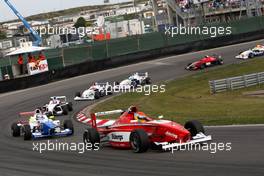 06.06.2010 Zandvoort, The Nederlands,  Start of the race Timmy Hansen (SWE), Mücke-motorsport leading Jack Harvey (GBR), Fortec Motorsports - Formula BMW Europe 2010, Rd 03 & 04, Zandvoort, Race 3