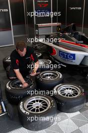 05.06.2010 Zandvoort, The Nederlands,  Mechanic of DAMS checking the tyres- Formula BMW Europe 2010, Rd 03 & 04, Zandvoort, Qualifying