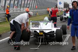 06.06.2010 Zandvoort, The Nederlands,  mechanics changing tyres on the grid for the wet race- Formula BMW Europe 2010, Rd 03 & 04, Zandvoort, Sunday Pre-Race Grid