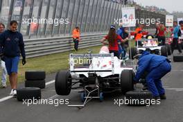 06.06.2010 Zandvoort, The Nederlands,  mechanics changing tyres on the grid for the wet race- Formula BMW Europe 2010, Rd 03 & 04, Zandvoort, Sunday Pre-Race Grid