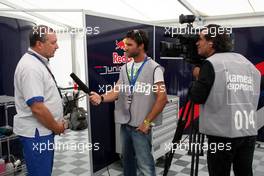 05.06.2010 Zandvoort, The Nederlands,  Engineer of Eurointernational being interviewed by television - Formula BMW Europe 2010, Rd 03 & 04, Zandvoort, Qualifying