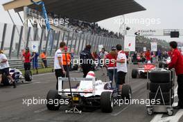 06.06.2010 Zandvoort, The Nederlands,  Mechanics change the tyres from dry to wet tyres because of the train - Formula BMW Europe 2010, Rd 03 & 04, Zandvoort, Sunday Pre-Race Grid