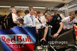 06.06.2010 Zandvoort, The Nederlands,  BMW invited students of the Formula Student Championship to have a look in the Red Bull F1 garage and to have a meet and greet with Sebastian Vettel - Formula BMW Europe 2010, Rd 03 & 04, Zandvoort, Sunday