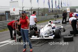 06.06.2010 Zandvoort, The Nederlands,  mechanics changing tyres on the grid for the wet race- Formula BMW Europe 2010, Rd 03 & 04, Zandvoort, Sunday Pre-Race Grid