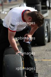 05.06.2010 Zandvoort, The Nederlands,  Engineer of Mücke Motorsport measuring the temperature of the Michelin tyres- Formula BMW Europe 2010, Rd 03 & 04, Zandvoort, Qualifying