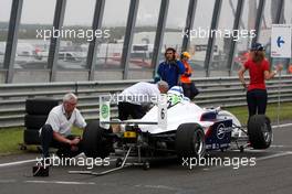 06.06.2010 Zandvoort, The Nederlands,  mechanics changing tyres on the grid for the wet race- Formula BMW Europe 2010, Rd 03 & 04, Zandvoort, Sunday Pre-Race Grid