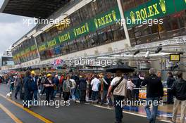 04-11.06.2010 Le Mans, France, Fans on pitlane during the autograph session - 24 Hour of Le Mans 2010