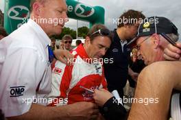 04-11.06.2010 Le Mans, France, Massive fan attention for Nigel Mansell - 24 Hour of Le Mans 2010