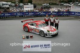 04-11.06.2010 Le Mans, France, Adminstrative Check and Scrutineering,  #80 Flying Lizard Motorsport Porsche 911 GT3 RSR: Joerg Bergmeister, Darren Law, Seth Neiman - 24 Hour of Le Mans 2010