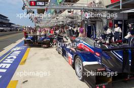 04-11.06.2010 Le Mans, France, Pit stop for #1 Team Peugeot Total Peugeot 908: Alexander Wurz, Marc Gene, Anthony Davidson while #3 Peugeot Sport Total Peugeot 908: Sebastien Bourdais, Pedro Lamy, Simon Pagenaud arrives in the pits with major suspension problem - 24 Hour of Le Mans 2010