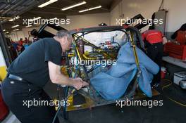 28-31.01.2010 Daytona, USA,  GAINSCO/ Bob Stallings Racing crew members repair the chassis of the #99 Chevrolet Riley badly damaged during practice 1 - Grand-Am Rolex Sports car Series, Rolex 24 at Daytona Beach, USA