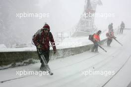 17.12.2010, Engelberg, Switzerland (SUI): Track marshalls try to clean the inrun prior to the qualification- FIS world cup ski jumping, replacing Harrachov, Engelberg (SUI). www.xpb.cc. © Manzoni/xpb.cc. Every downloaded picture is fee-liable.