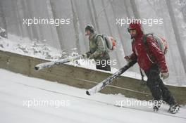 17.12.2010, Engelberg, Switzerland (SUI): Track marshalls try to clean the inrun prior to the qualification - FIS world cup ski jumping, replacing Harrachov, Engelberg (SUI). www.xpb.cc. © Manzoni/xpb.cc. Every downloaded picture is fee-liable.