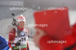 07.01.2011, Oberhof, Germany (GER): Emil Hegle Svendsen (NOR), Madshus, Rottefella, Swix, Odlo looks at the target board - IBU world cup biathlon, sprint men, Oberhof (GER). www.xpb.cc. © Manzoni/xpb.cc. Every downloaded picture is fee-liable.