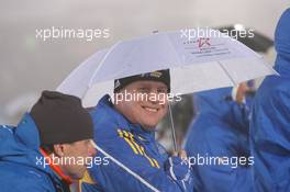 07.01.2011, Oberhof, Germany (GER): Staffan Eklund (SWE), coach Sweden protects himself from heavy rain - IBU world cup biathlon, sprint men, Oberhof (GER). www.xpb.cc. © Manzoni/xpb.cc. Every downloaded picture is fee-liable.