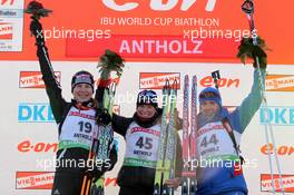 21.01.2011, Antholz, Italy (ITA): L-R: Anastasiya Kuzmina (SVK), Fischer, Salomon, Exel, Tora Berger (NOR), Fischer, Rottefella, Odlo, Olga Zaitseva (RUS), Madshus, Rottefella, Alpina, Swix, adidas - IBU world cup biathlon, sprint women, Antholz (ITA). www.xpb.cc. © Manzoni/xpb.cc. Every downloaded picture is fee-liable.