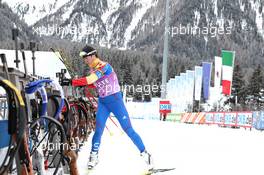 19.01.2011, Antholz, Italy (ITA): Biathlon Feature: Athlete grab her riffle - IBU world cup biathlon, training, Antholz (ITA). www.xpb.cc. © Manzoni/xpb.cc. Every downloaded picture is fee-liable.